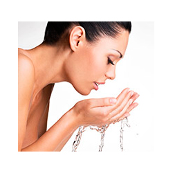 Mujer lavando su rostro