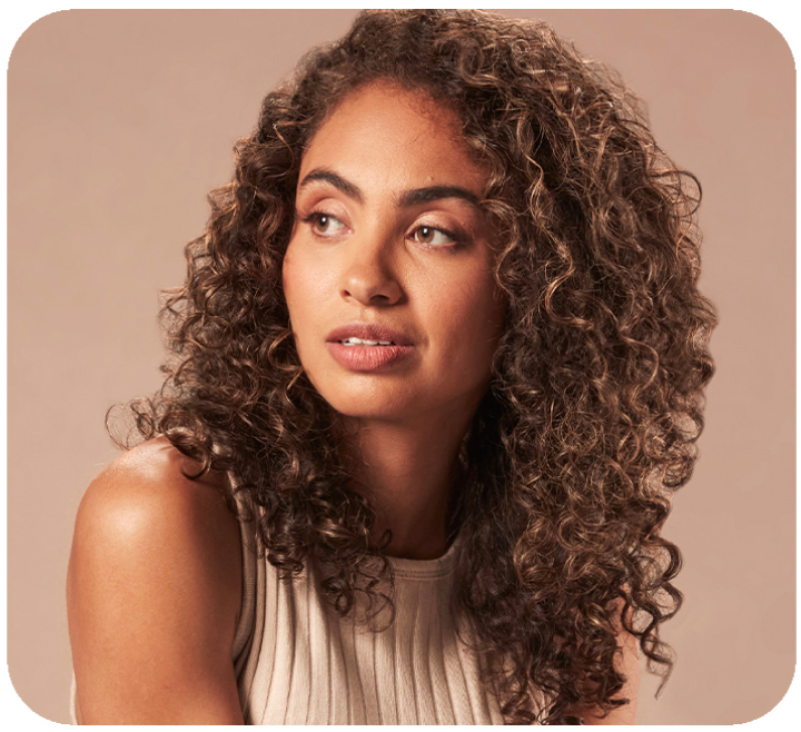Mujer con cabello rizado largo.