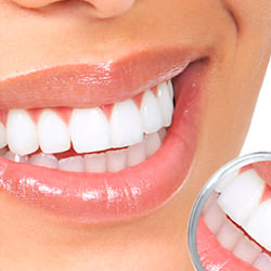 Mujer mostrando sus dientes con una gran sonrisa