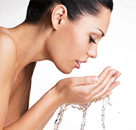 Mujer lavando su rostro