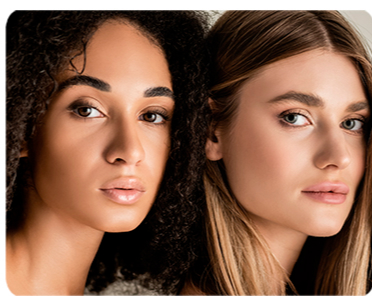 Primer plano de tres mujeres con cabello liso, ondulado y rizado.