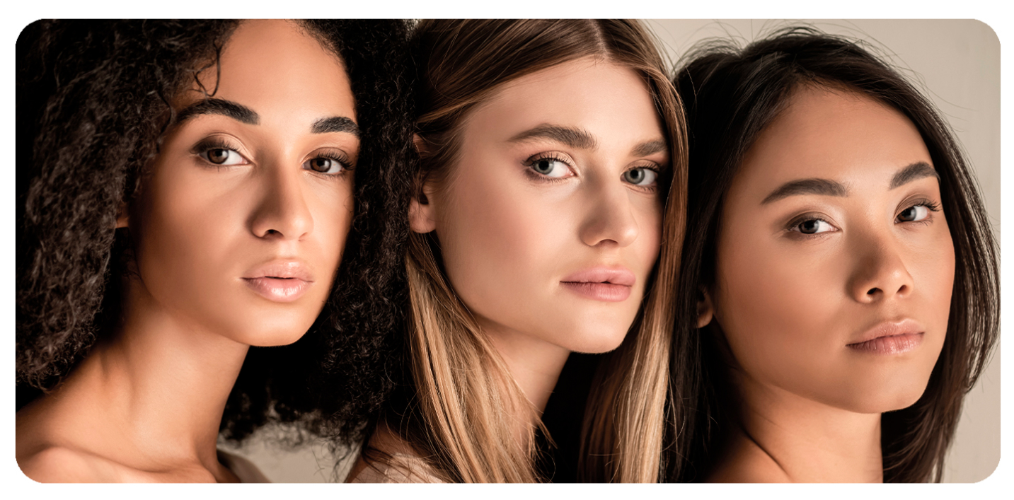 Primer plano de tres mujeres con cabello liso, ondulado y rizado.